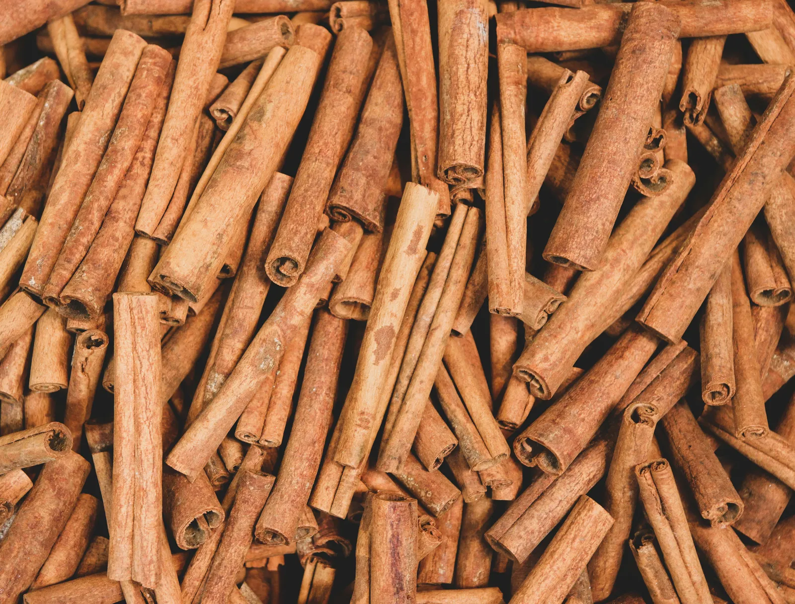 Rolled cinnamon quills stacked close together